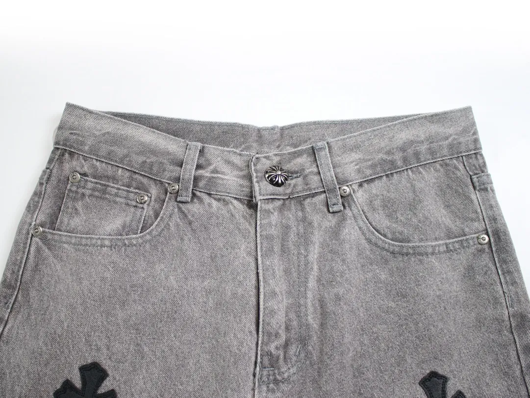 🅿️250 Style Number: D123 Chrome Hearts Matty Boy Sex Records Series Limited JJ Lin Gray and Leather High Street Jeans - CH jeans need to be washed and then disassembled and hand-stitched with sheepskin cross leather and then spliced ​​together to complete the process. The whole process is too complicated to explain. The texture can be seen in the hand, and it’s all about looking good. These are the most beautiful pants in Crow’s heart. They are made of beaded canvas fabric, and heavy washing makes the upper body of the fabric more textured, and the pants shape is tall and straight! The three-dimensional cutting of the whole trousers is a masterpiece! The hardware is customized by zp. The beaded canvas fabric is thick and soft after being washed. It has good breathability. Customized small leather label. Unique design. The details are simple and elegant, and the workmanship is exquisite. The whole trousers are neatly routed and the details are in place! It’s so cool that both men and women can easily control the trend of gender-neutral shorts!  Color: Gray with black Size: 28 30 32 34 36 Corresponding sizes s-xxl Available in seconds. Detailed sizes can be found in picture 9. Pants length: 107/108/109/110/111 Waist: 71/76/81/86/91 Sitting: 101/106/111/116/121